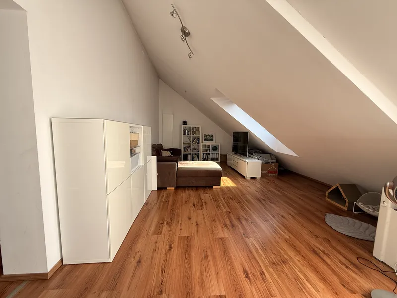 Über den Dächern von Berlin: Möblierte 2-Zimmer-DG-Wohnung mit Traumblick & Balkon — photo 1